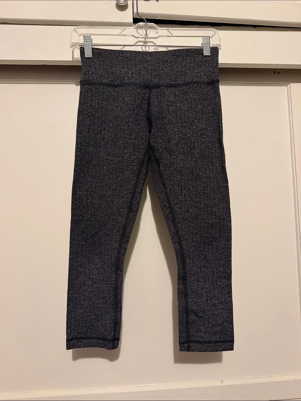 Lululemon Wunder Under Cropped Capri Leggings Size 4 Black White Blur Print